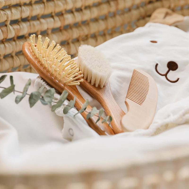 Peignes et brosses pour bébés en bois gravés